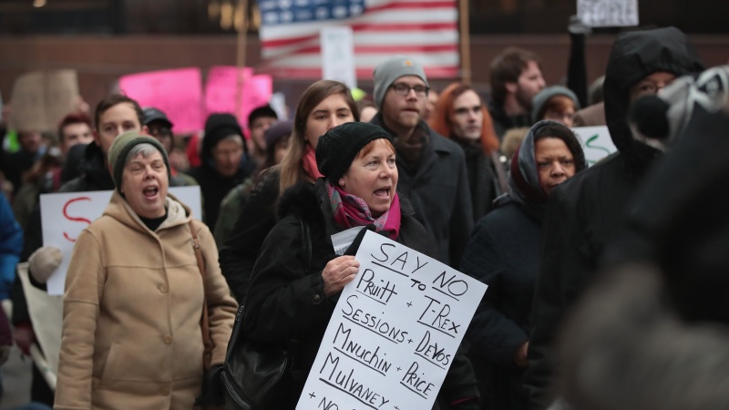 Trampın qərarına qarşı bütün Amerikada aksiya keçirilib