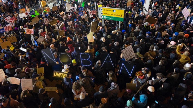 Trampa qarşı etirazlar davam edir