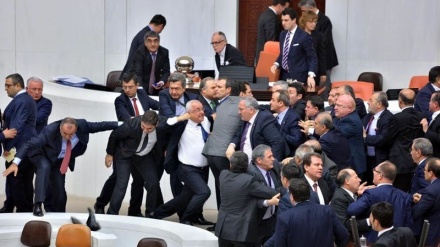 Türkiyə parlamentinin üzvləri bir-birilərinin canına düşüblər