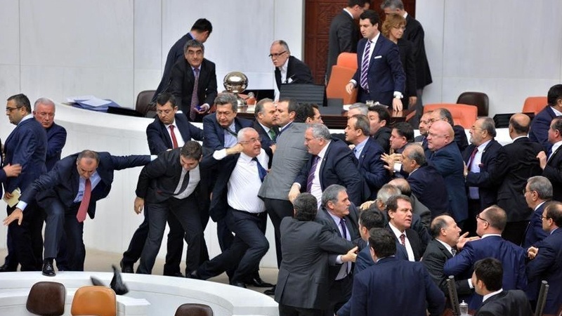 Türkiyə parlamentinin üzvləri bir-birilərinin canına düşüblər