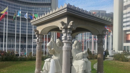 BMT-də İran ziyalıları köşkü