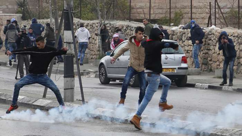 Fələstinlilərlə toqquşmada ən azı 2 sionist rejim polisi yaralanıb