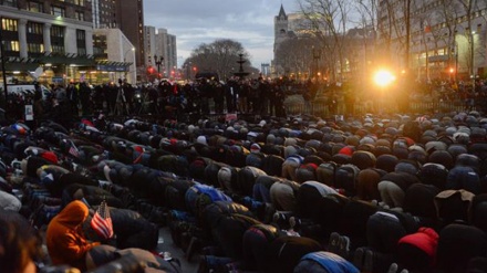 Yəmənli etirazçılar Nyu-Yorkun mərkəzində camaat namazı qılıblar
