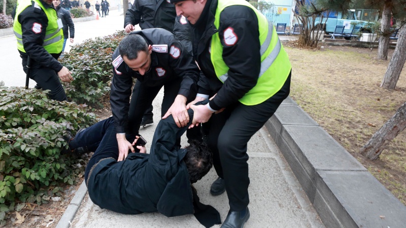 Universitet işçilərinin çıxarılmasına etiraz - Türkiyədə