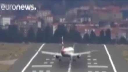 فڕۆکەوانێک لە سپانیا  بە لێهاتوویی زۆرەوە لە باییێکی توونددا  فڕۆکەکەی نیشاندەوە