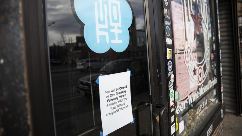 Amerikada restorançılar Trampın anti-miqrant siyasətlərinin əleyhinə olanlara qatılıblar