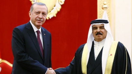 Türkiyə prezidenti Bəhreynə səfər etdi \ Ərdoğan Bəhreyn kralının ali ordeni ilə təltif edildi
