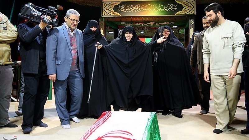  شھید محسن جواہری کے اہل خانہ کی  شہید کے جسد خاکی سے دیدارکے رقت آمیزمناظر