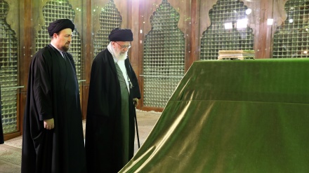 رہبر انقلاب اسلامی کی حضرت امام خمینی کے مزار پر حاضری 
