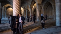 Novogodišnji turisti u džamiji Vakil u Širazu
