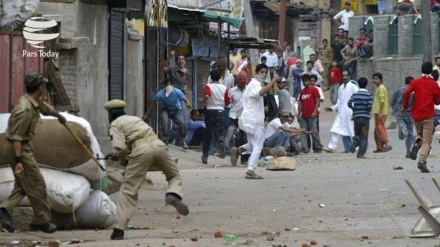 کشمیر میں مظاہرے اور کشمیری رہنماوں کی نظر بندی