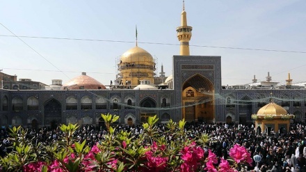  نوروز کی آمد کے موقع پر مشھد میں گنبد رضوی کو غسل دینے کے مناظر