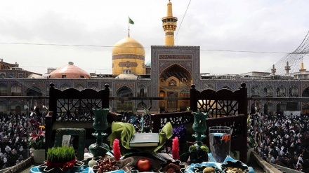  حرم امام رضا (ع)  میں نئے شمسی سال  یعنی عید نوروزکے آغاز کی تصویری جھلکیاں 