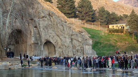 گەشتیارانی نەورۆزی لە تاقەوسانی کرماشان