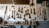 Rezbarenje kašika i drvenih predmeta u gradu Hansar
