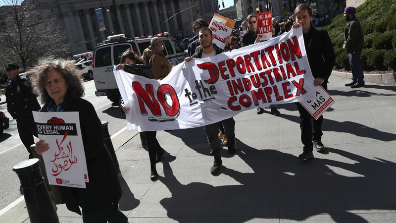 امریکی عوام منجملہ امریکی مسلمانوں کی جانب سے ٹرمپ کے حکمنامے کے خلاف احتجاج کا سلسلہ بدستور جاری ہے۔