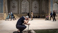 Novogodišnji turisti u džamiji Vakil u Širazu

