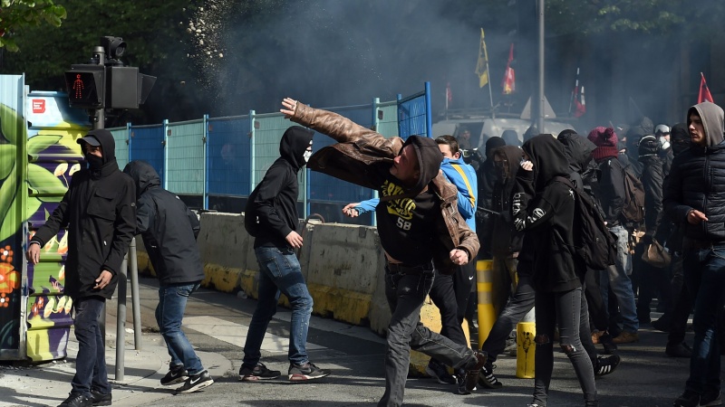 Fransada polislə etirazçılar arasında toqquşma baş verib