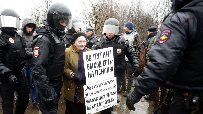 Putinin növbəti prezident seçkilərində iştirakı ilə müxalif olanlar aksiya keçirib