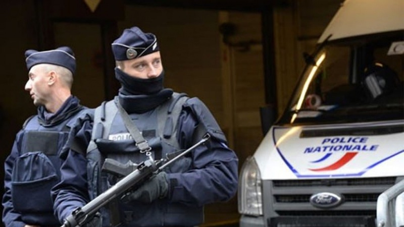 Francuska: Muslimanka s maramom izbodena nožem pred mužem i djecom