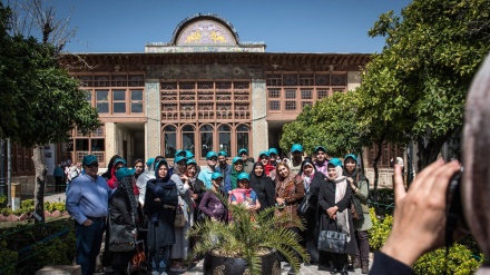 گەشتیارانی نەورۆزی لە مزگەوتی نەسیرولمولک و نارنجستانی قەوامی شیراز