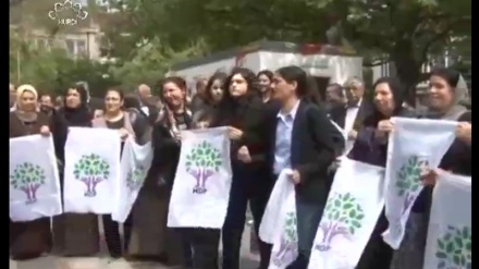 هە.ده.په ئامانجی ڕێفڕاندۆمی تورکیا ، دوژمنایەتی لەگەڵ کوردانه