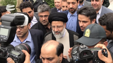 İmam Rza(ə) ziyarətgah kompleksinin rəisi İran prezident seçkilərinə namizədliyini irəli sürdü