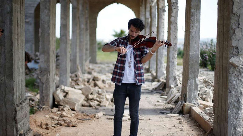 Violinist na ruševinama Musela