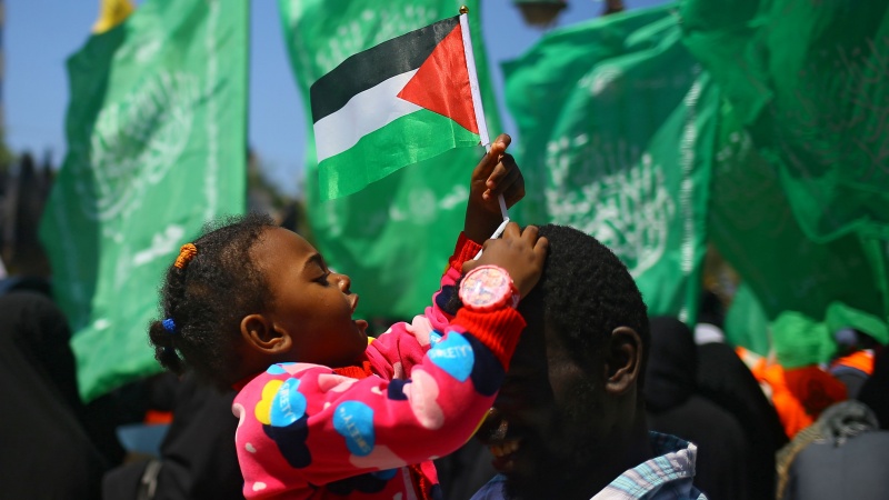 İngilis tələbələr sionist rejimin Londondakı səfirinin sözlərinə etiraz ediblər