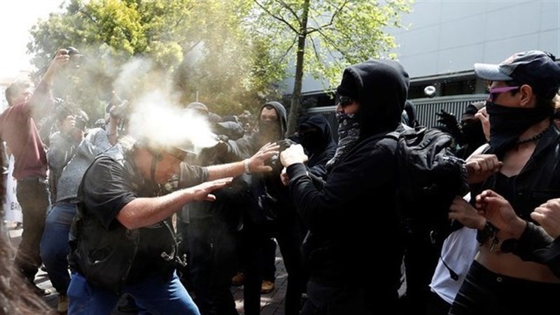 Kaliforniyada ABŞ prezidentinin tərəfdarları və müxalifləri aksiya keçiriblər