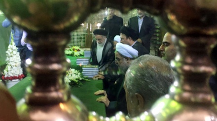 صدر روحانی کی حضرت امام خمینی (رح) کے مزار پرحاضری
