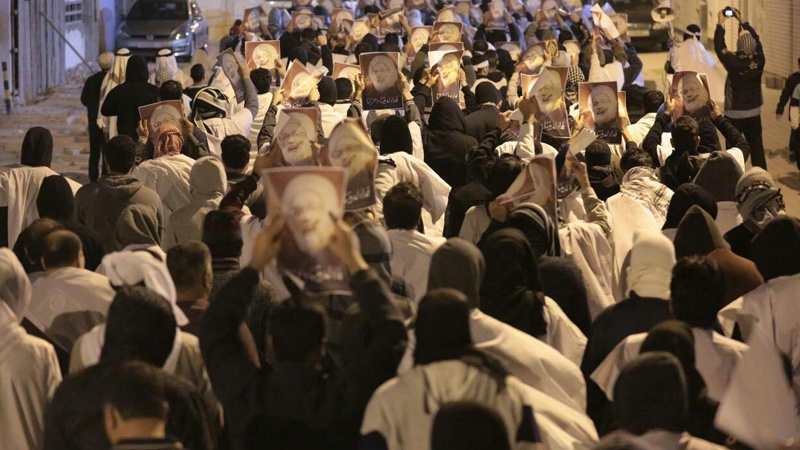 کفن پوش بحرینی شہریوں کا حکومت مخالف مظاہرہ، ایک شہید دسیوں زخمی 