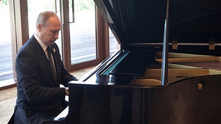 کاتێک پوتین له وڵاتی چین پیانۆ دەژەنێ