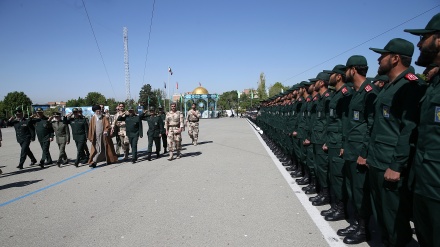 سپریم کمانڈر کیڈٹس کے درمیان پہونچے۔ تصاویر