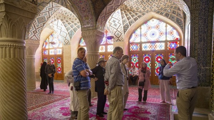 Avropalılar Fars turizm məkanlarından baxış keçirən xarici turistlərin önündə gedirlər