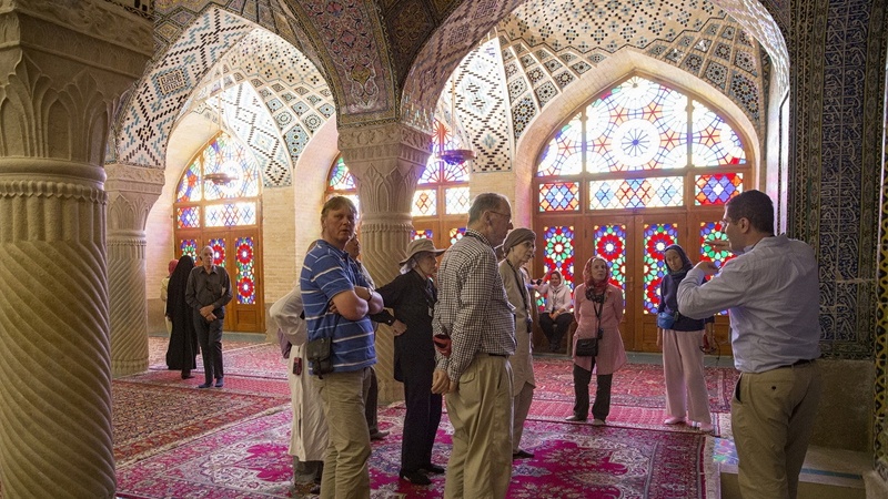 Avropalılar Fars turizm məkanlarından baxış keçirən xarici turistlərin önündə gedirlər