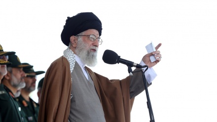 رێبەری باڵای شۆڕشی ئیسلامی لە ئاهەنگی دەرچوونی خوێندکارانی ئەفسەری زانکۆی ئیمام حوسێن (ع) 