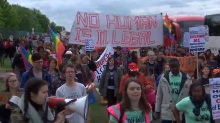 Britaniya vətəndaşları miqrantların saxlanıldığı mərkəzin qarşısında aksiya keçirib