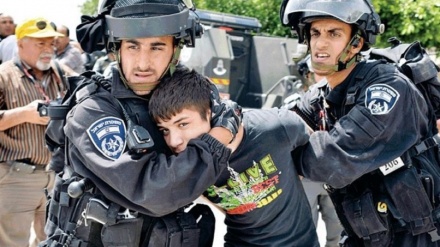 فلسطینی بچے اسرائیلی فوجیوں کی قید میں