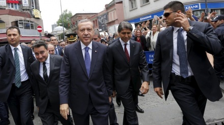 Ərdoğan bayram namazında huşunu itirdi