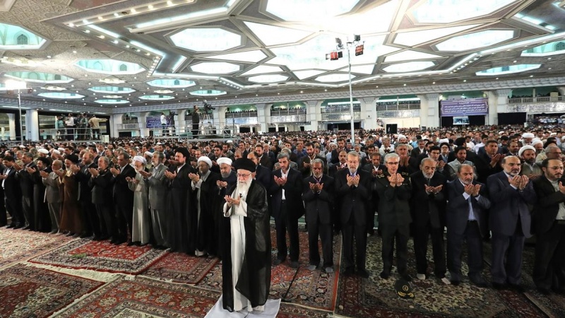 رہبرانقلاب اسلامی کی امامت میں عیدالفطر کی نماز
