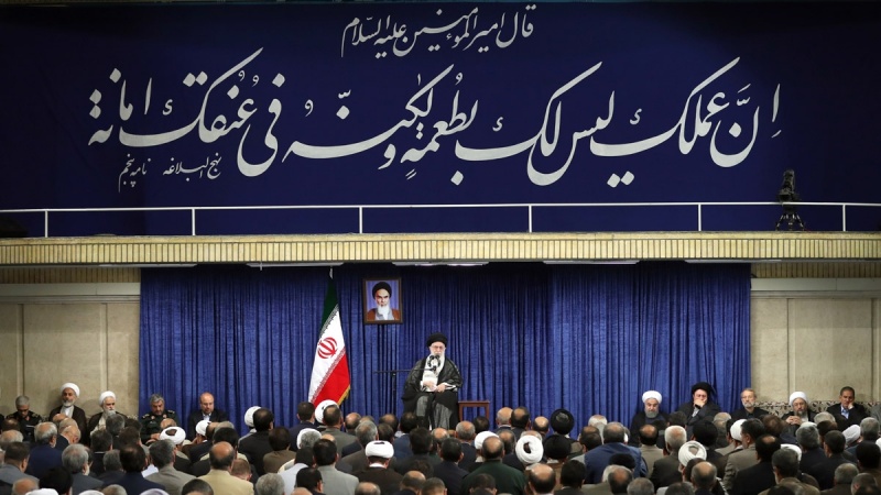 İnqilab Rəhbəri İranın inkişafı üçün yeni atmosferin yaradılması zərurətinə təkid etdilər
