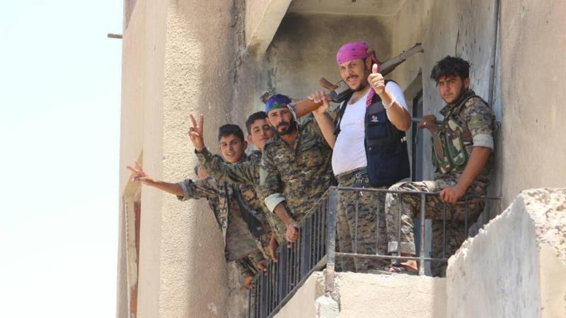 Şervanên kurd-ereb taxeke din li Reqê azad kirin