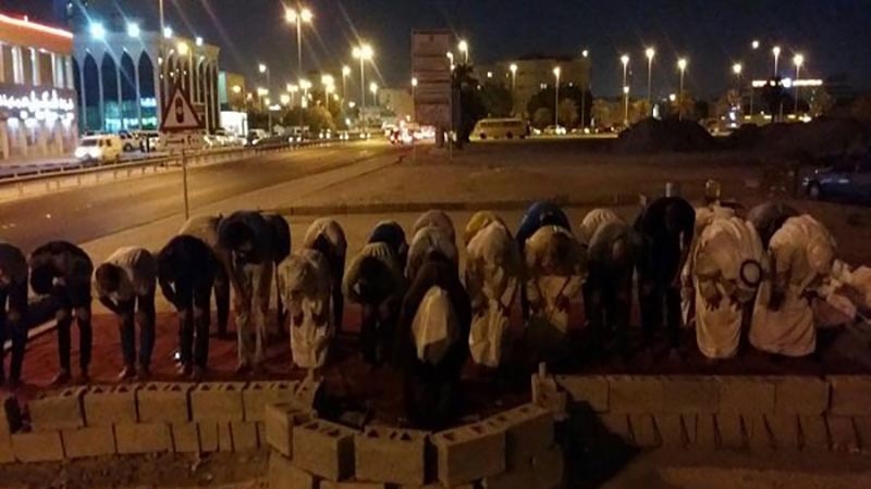 تخریب شدہ مساجد میں بحرینی عوام کی نماز 