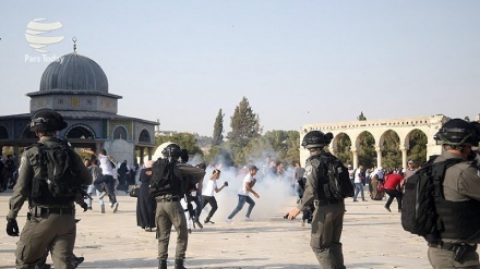فلسطینیوں پر صیہونی فوجیوں کا حملہ 