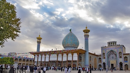 حضرت شاهچراغ(ع) کے ضریح مطہر کے گرد و غبار کوصاف کرنے کی تصویری جھلکیاں 