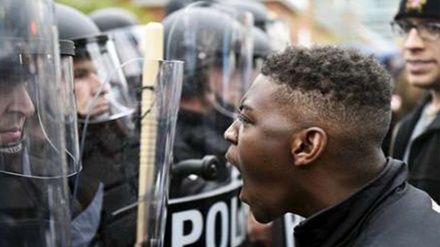 Sent-Luisdə aksiyaçılar ABŞ bayrağını yandırıblar