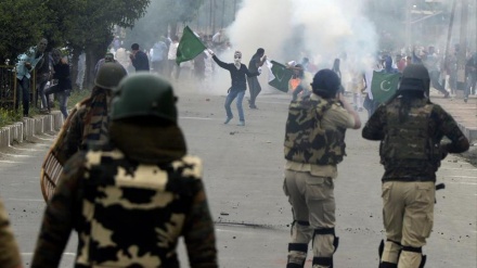 ہندوستان کے زیرانتظام کشمیر میں کرفیو، مظاہرے اور جھڑپیں