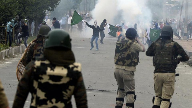 ہندوستان کے زیرانتظام کشمیر میں کرفیو، مظاہرے اور جھڑپیں