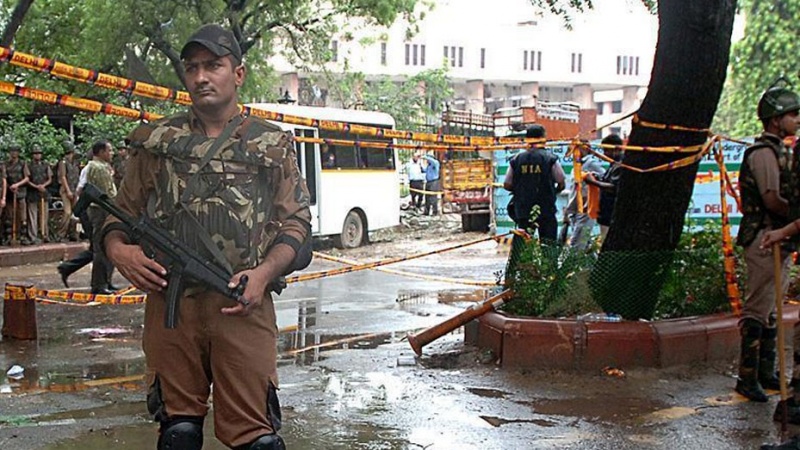 پلواما میں پولیس لائن پر عسکریت پسندوں کا حملہ، آٹھ ہندوستانی سیکورٹی اہلکار ہلاک 